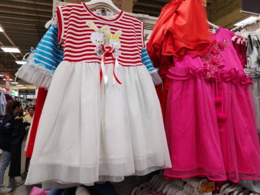 Dikkate değer kayak pisti dağın tepesinde kalın kar tabakası insanlar snowboard ile kayak yapıyor ve güzel kış tatillerini kaldırıyor. Otago dağı aşırı soğuk. 