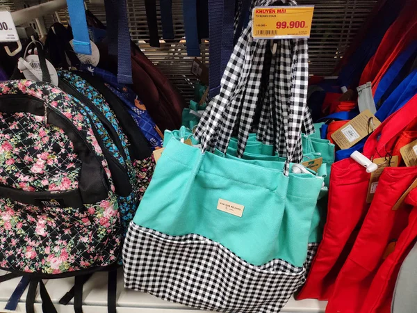 Dikkate değer kayak pisti dağın tepesinde kalın kar tabakası insanlar snowboard ile kayak yapıyor ve güzel kış tatillerini kaldırıyor. Otago dağı aşırı soğuk. 