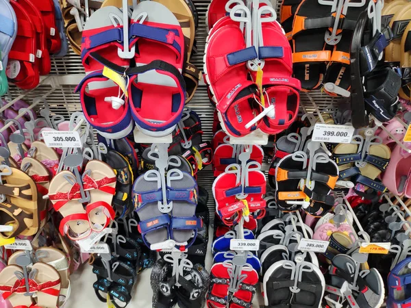 Dikkate değer kayak pisti dağın tepesinde kalın kar tabakası insanlar snowboard ile kayak yapıyor ve güzel kış tatillerini kaldırıyor. Otago dağı aşırı soğuk. 