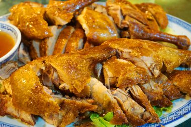 Lezzetli altın kavrulmuş ördek Bei Jing ördeği, baharatlı ve biberli limon soslu marine edilmiş ve fırında kızartılmış, yağlı Vietnam yemeği Asya mutfağında. 