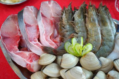 Balık, karides, istiridye tabakta taze pişmemiş deniz ürünleri. Sıcak deniz ürünleri için hazır. Lezzetli, sağlıklı ve pahalı deniz kabukları.
