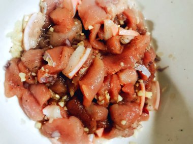 Dikkate değer kayak pisti dağın tepesinde kalın kar tabakası insanlar snowboard ile kayak yapıyor ve güzel kış tatillerini kaldırıyor. Otago dağı aşırı soğuk. 