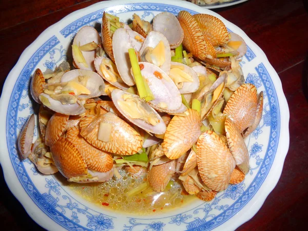 おいしい食用カタツムリチリソースガーリックハーブレモングラス伝統的なベトナム料理アジア料理サイゴン全体のシェルでおいしい調理された魚介類をグリル — ストック写真