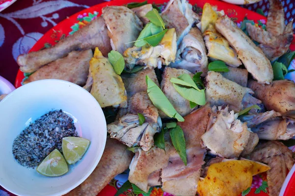 Ayam Adobo Rebus Yang Lezat Dengan Bumbu Dan Merica Lemon — Stok Foto