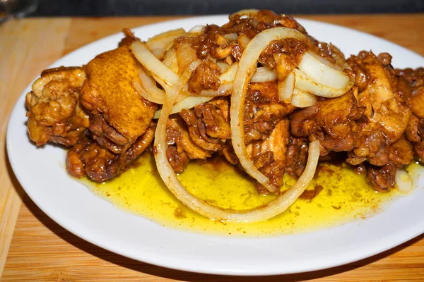 Delicioso Frango Cozido Dourado Adobo Com Ervas Pimenta Limão Molho — Fotografia de Stock