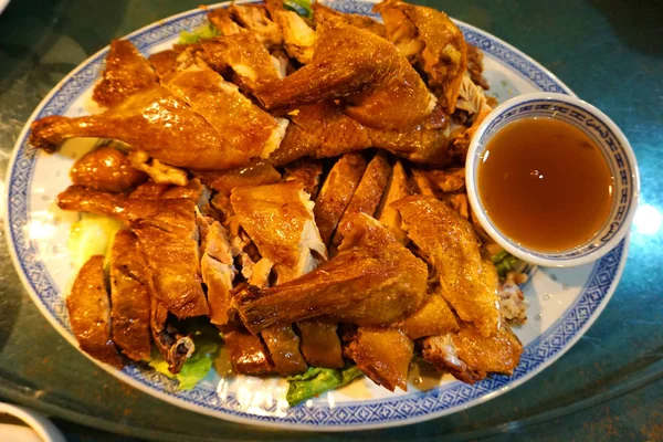 美味的金色烤鸭北京烤鸭 配上香草和胡椒柠檬蘸酱汁 切成片 放入烤箱中 放入香喷喷的越南菜中烹调 — 图库照片