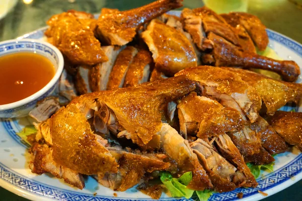 おいしい黄金のロースト鴨備ハーブとコショウレモンディップソースと鴨肉のマリネとオーブンでローストおいしい油性肌でスライスベトナム料理アジア料理 — ストック写真