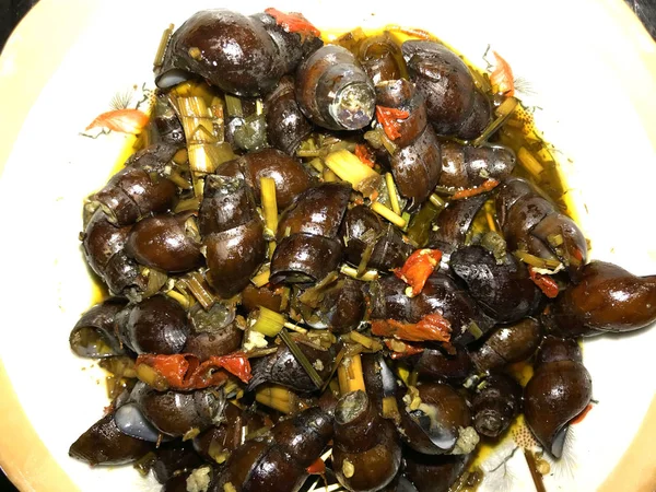Delicioso Caracol Comestível Escargot Com Molho Pimentas Erva Alho Erva — Fotografia de Stock