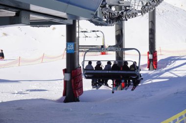 Queenstown / Yeni Zelanda: 1 Haziran 19: Kayak sahasında insanlar kış zamanı kayak ceketlerinde kayak yapıyor güzel poz veriyorlar güzel poz veriyorlar dağ kayağı sezonunda kar kaplamalı kayak sezonu harika açık hava aktiviteleri
