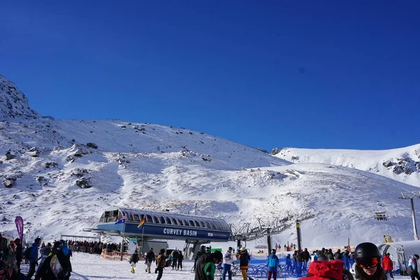 Queenstown / Yeni Zelanda: 1 Haziran 19: Kayak sahasında insanlar kış zamanı kayak ceketlerinde kayak yapıyor güzel poz veriyorlar güzel poz veriyorlar dağ kayağı sezonunda kar kaplamalı kayak sezonu harika açık hava aktiviteleri
