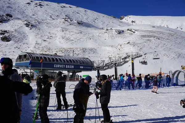 クイーンズタウン ニュージーランド 6月1日 冬の注目すべきスキー場の人々スキージャケットの服グーグル美しいポーズ熟練した斜面移動雪は山のスキーシーズンをキャップ素晴らしい野外活動 — ストック写真