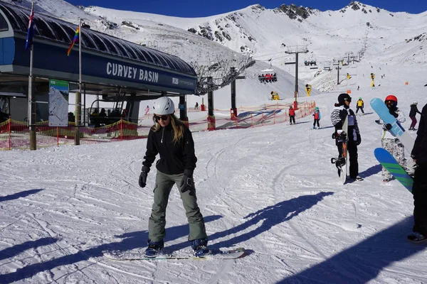 Queenstown / Yeni Zelanda: 1 Haziran 19: Kayak sahasında insanlar kış zamanı kayak ceketlerinde kayak yapıyor güzel poz veriyorlar güzel poz veriyorlar dağ kayağı sezonunda kar kaplamalı kayak sezonu harika açık hava aktiviteleri