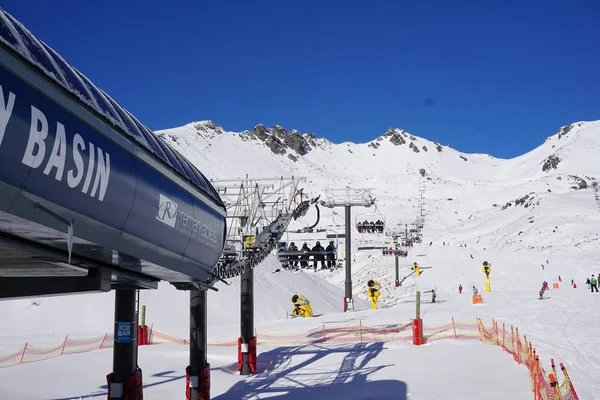 クイーンズタウン ニュージーランド 6月1日 冬の注目すべきスキー場の人々スキージャケットの服グーグル美しいポーズ熟練した斜面移動雪は山のスキーシーズンをキャップ素晴らしい野外活動 — ストック写真