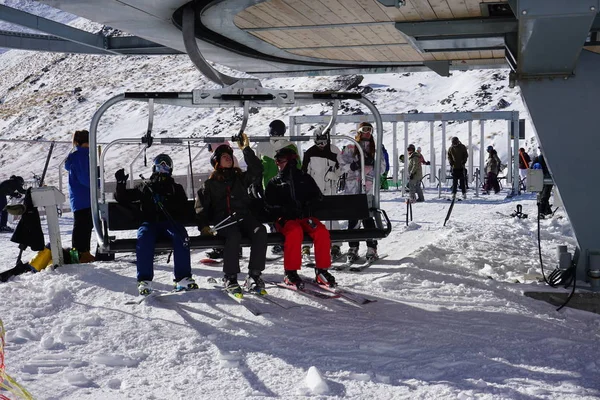 Queenstown Zéland Jún Emberek Síelnek Figyelemre Méltó Pálya Télen Kabát — Stock Fotó