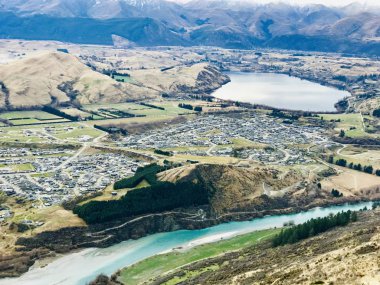 Dikkate değer kayak pisti dağın tepesinde kalın kar tabakası insanlar snowboard ile kayak yapıyor ve güzel kış tatillerini kaldırıyor. Otago dağı aşırı soğuk. 