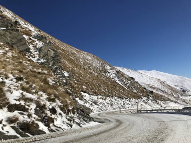 Dikkate değer kayak pisti dağın tepesinde kalın kar tabakası insanlar snowboard ile kayak yapıyor ve güzel kış tatillerini kaldırıyor. Otago dağı aşırı soğuk. 