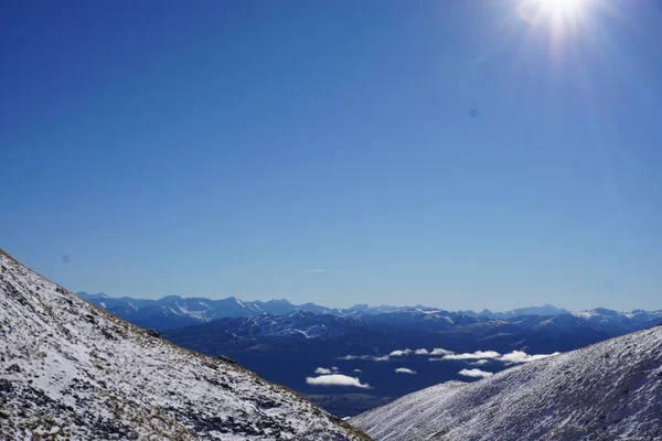 Opmerkelijk Skigebied Zware Sneeuw Dikke Laag Top Bergbewoners Skiën Met — Stockfoto