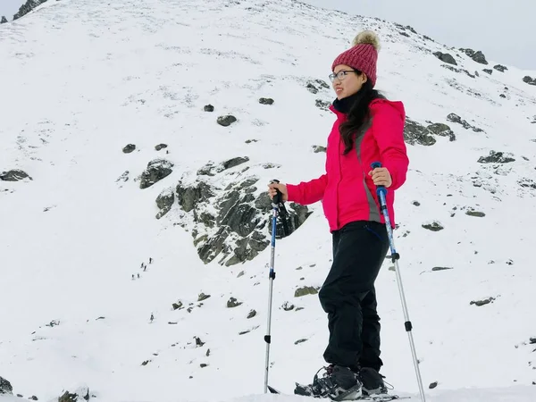 雪の山にいる美しいアジアの少女 — ストック写真
