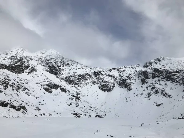 Dikkate Değer Kayak Pisti Dağın Tepesinde Kalın Kar Tabakası Insanlar — Stok fotoğraf