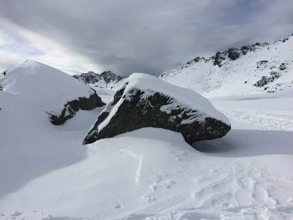 Dikkate Değer Kayak Pisti Dağın Tepesinde Kalın Kar Tabakası Insanlar — Stok fotoğraf