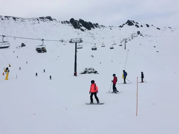 ニュージーランド 5月19 雪で覆われた風景の中にスノーシューアドベンチャーハイキングトラックと人々は注目すべきクイーンズタウンニュージーランドトレッキング冬を登るためにポールスノーシューズ機器を使用します — ストック写真