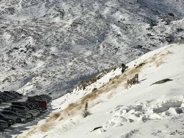 Dikkate Değer Kayak Pisti Dağın Tepesinde Kalın Kar Tabakası Insanlar — Stok fotoğraf