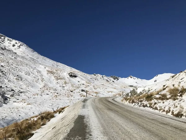 Dikkate Değer Kayak Pisti Dağın Tepesinde Kalın Kar Tabakası Insanlar — Stok fotoğraf