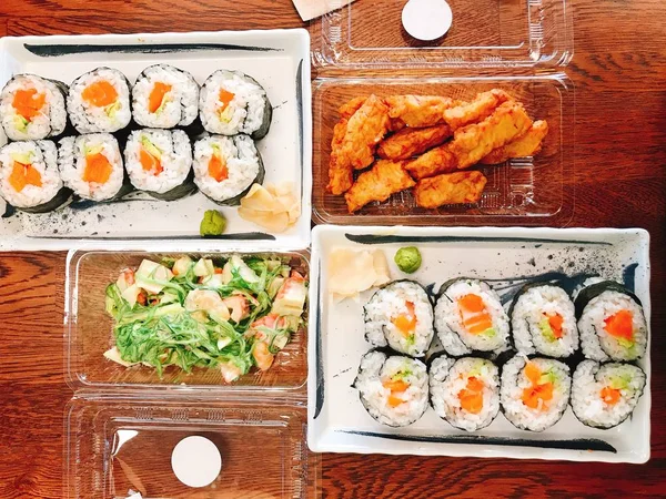 おいしい寿司ロール日本の伝統的な食品の美しい装飾魚介類の野菜を充填するスリミカニスティックマヨネーズソースアジア料理 — ストック写真