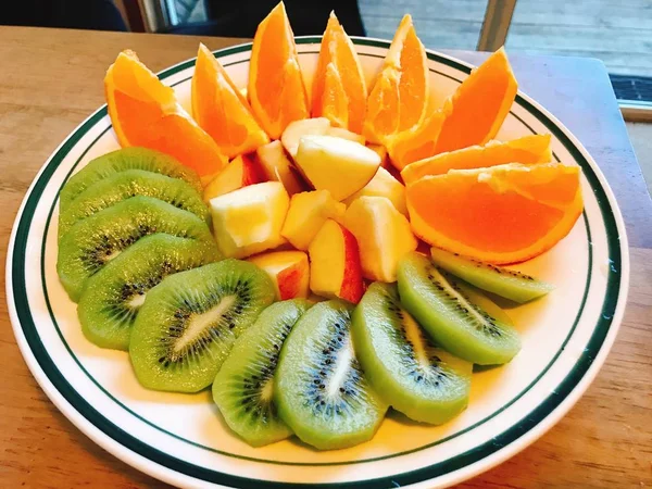 Beautiful Kiwifruit Orange Apple Slices White Plate Beautiful Decoration Healthy — Stock Photo, Image