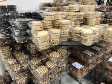 Otago / Yeni Zelanda: 1 Mayıs 19: Lezzetli tatlı kurabiyeler Afgan çikolatalı kurabiyeler, çikolatalı kurabiyeler, vanilyalı yabanmersinli kekler süpermarket raflarında, fırın ev yapımı, tatlı ekmek fırını ekmeği hamuru 