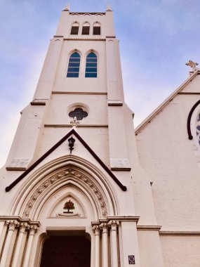 Beyaz duvarları olan güzel Katolik Kilisesi çatı mimarisi tarihi eser. 