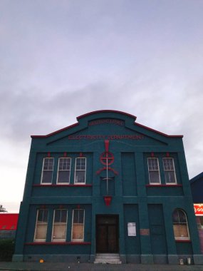 Beyaz duvarları olan güzel Katolik Kilisesi çatı mimarisi tarihi eser. 