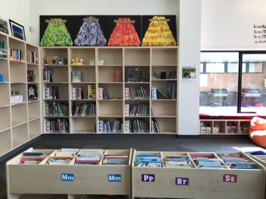 Otago / Yeni Zelanda: 1 Mayıs 19: İlkokulda rengarenk temiz raf alfabesiyle kütüphane kitapları düzenledi eğitim kitaplığı rafı 