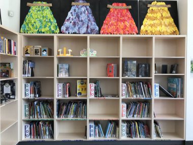 Otago / Yeni Zelanda: 1 Mayıs 19: İlkokulda rengarenk temiz raf alfabesiyle kütüphane kitapları düzenledi eğitim kitaplığı rafı 