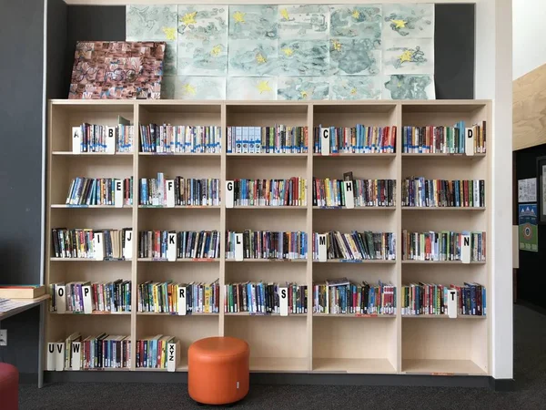 Otago Yeni Zelanda Mayıs Lkokulda Rengarenk Temiz Raf Alfabesiyle Kütüphane — Stok fotoğraf