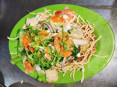 Tabaktaki Asya yemeklerini kapatın. 