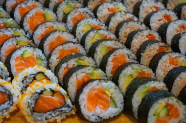 Avokado, somon, pastırma, yumurta, havuç, salatalık, susam tohumu, ton balığı kırmızı kapsika Japon yemeği geleneksel Asya mutfağı.