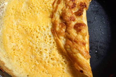 Omlette kızartılmış yumurta. Yüzeyde hava deliğiyle kaplanmış geleneksel Asya mutfağı.