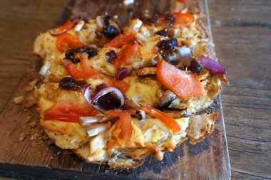 Peynirli, soğanlı, fırında pişirilmiş, peynirli, domatesli, peynirli, peynirli, kızarmış, tuzlu, biberli, fast food, sarımsaklı, mozarella peynirli, ahşap tepside baharatlı peynir.