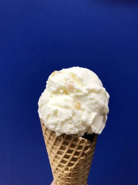 Waffle külahında hokey pokey dondurması. Vanilya aromalı ünlü Yeni Zelanda dondurması ve kahverengi şeker şurubundan yapılmış küçük ve sert bir parça şekerleme. Beyaz arka plan izole edilmiş hokey pokeyi.