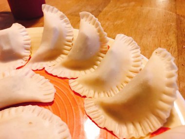 Lezzetli, yağda kızartılmış domuz etli hamur tatlısı Dim sum xiu mai geleneksel Asya yemeği wonton aperatifi 