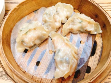 Dim Sum Siu Mai Lezzetli geleneksel Asya mutfağı nefis bir tat ve güzel dekorasyon domuz kıymalı siyah kıymalı havuç kurutulmuş mantar Çin yemeği buğulama köftesi 