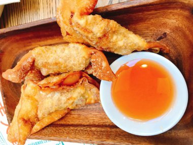 Dim Sum Siu Mai Lezzetli geleneksel Asya mutfağı nefis bir tat ve güzel dekorasyon domuz kıymalı siyah kıymalı havuç kurutulmuş mantar Çin yemeği buğulama köftesi 