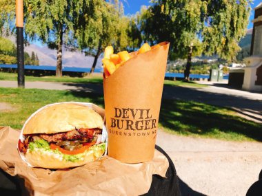 Biftek soslu leziz şeytan burgeri jalapeno biberli domuz pastırması salatalıklı salatalık dereotu salatalıklı dev hamburger ve kızarmış patates gölü.. 