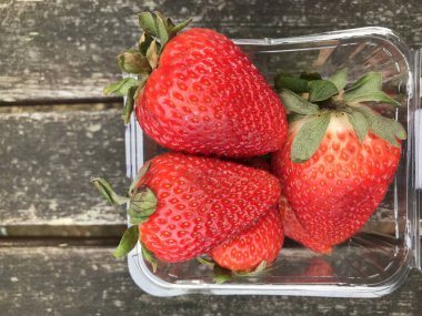 Bir kutuda taze çilek, yakın çekim.