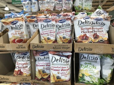 Cadbury sütlü Old Gold Nestle Milky Bar çeşitli aromalı ve Avustralya 'da yapılmış mor paketli. Whittaker 'ın fındık kabuğu Dark Salted Karamel markette tatlı şekerlemelerinde% 28 kakao ünlü aperatif