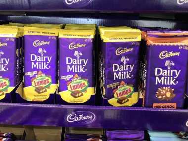 Cadbury sütlü Old Gold Nestle Milky Bar çeşitli aromalı ve Avustralya 'da yapılmış mor paketli. Whittaker 'ın fındık kabuğu Dark Salted Karamel markette tatlı şekerlemelerinde% 28 kakao ünlü aperatif