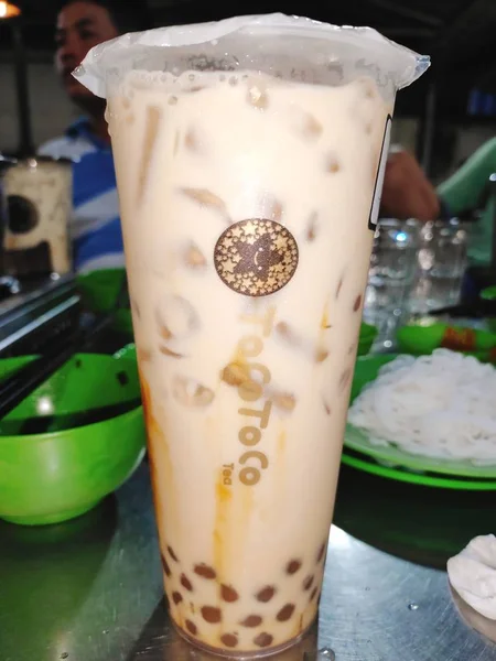 タピオカパールキャラメルで有名な台湾のミルクティートコバブルティー砂糖ミルクティー甘い飲み物Gongchaデザートおいしい御馳走 — ストック写真