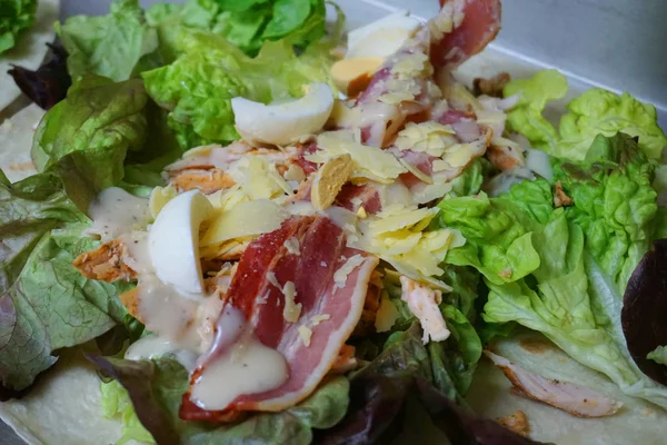 Finom Csirke Ceasar Saláta Zöld Salátával Majonéz Aprított Csirke Szelet — Stock Fotó