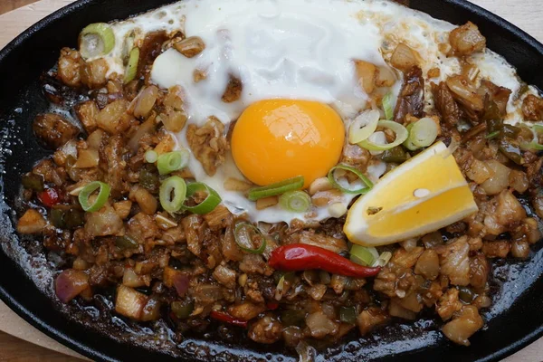 Νόστιμο Χοιρινό Sisig Φιλιππινέζικο Φαγητό Λιπαρό Λάδι Χοιρινό Κοιλιά Αυγό — Φωτογραφία Αρχείου